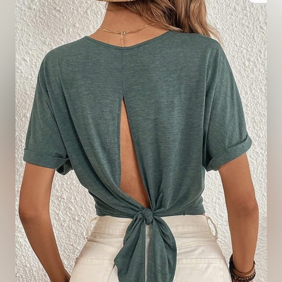 Verdusa Tops - Versus a Black Hollow Open-Back Tie Top - Green